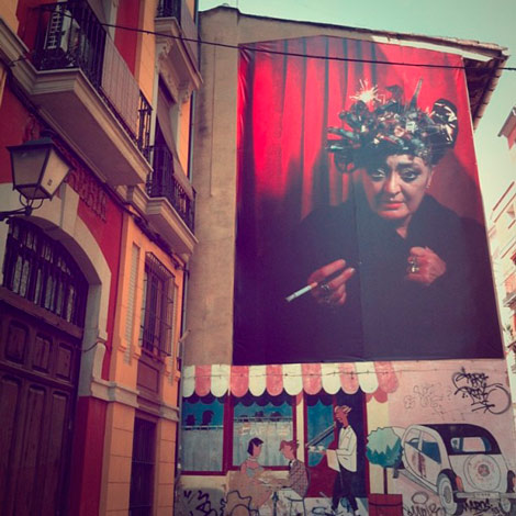 En mi Instagram, Olga Poliakoff en una gigantografía de Luis Montolio. Calle Corona.